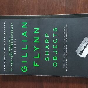 Sharp Objects by Gillian Flynn